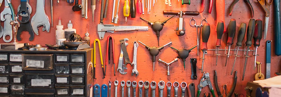 Werkzeuge an Werkstatt-Wand